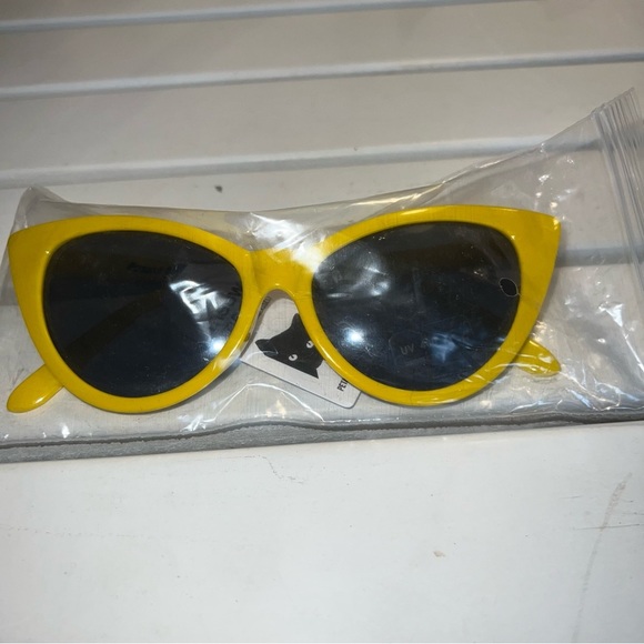 PETALS AND PEACOCKS Meow Meow Cat Eyes Yellow Sunglasses UV 400 Protection Retro - Picture 2 of 6